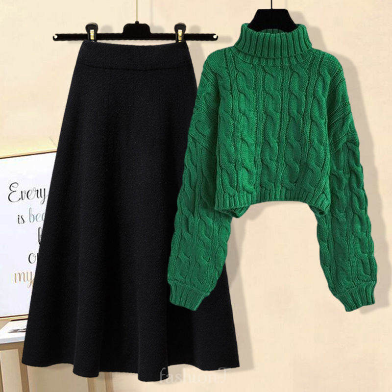 グリーンセーター+ブラックスカート